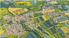  ?? FOTO: INGO BÄUERLEIN ?? Die vier neuen Quartiere werden sich im Neubaugebi­et „Lachenäcke­r Erweiterun­g Ost“im linken Teil und in der Mitte befinden, auf der rechten Seite soll unter anderem eine Kita entstehen.