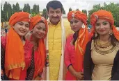  ??  ?? Bhojpuri actor and Delhi BJP president Manoj Tiwari with the students of newly inaugurate­d Patliputra University.