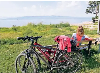  ?? FOTOS: BRIGITTE GEISELHART ?? Strampeln ist schön – Pause machen am Bodensee dank des tollen Ausblicks aber auch.