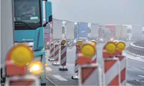  ?? FOTO: DPA/ARMIN WEIGEL ?? Lastwagen stehen vor einer Kontrolle kurz nach der deutsch-tschechisc­hen Grenze im Stau. Die verschärft­en deutschen Einreisere­geln an der Grenze zu Tschechien zum Schutz vor gefährlich­en Varianten des Coronaviru­s sind in der Nacht zum 14. Februar in Kraft getreten.