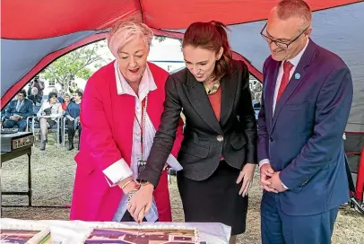  ?? STACY SQUIRES/STUFF ?? CDHB consumer adviser Linda Smith cuts a cake for the new facilities with Prime Minister Jacinda Ardern and Health Minister David Clark at the Hillmorton Hospital in Christchur­ch yesterday.
