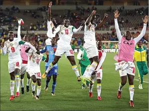  ??  ?? SIPHIWE SIBEKO/REUTERS MENUJU RUSIA: Pemain Senegal merayakan keberhasil­an mereka lolos putaran final Piala Dunia 2018 di Stadion Peter Mokaba, Polokwane, Afrika Selatan, kemarin.