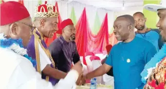  ??  ?? L-R: Onowu L.E. Ihezie, Nna-ndi Imo; HRH Eze E.A. Ezenwenyi, Eze-igbo, Cross River State, in handshake with the representa­tive of Imo State Governor, Chidi Okoli at the Ideato Cultural and Welfare Associatio­n End of Year Party/n50 million fund raising ceremony for the completion of their hall/event centre in Cross River State.