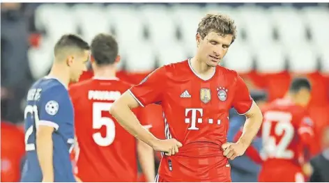  ?? FOTO: MUYLAERT/DPA ?? Enttäuscht lässt Bayern-Spieler Thomas Müller nach dem Viertelfin­al-Aus in der Champions League gegen Paris St. Germain den Kopf hängen.