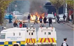  ?? AFP PIC ?? Loyalists blocking a road with burning debris on Lanark Way in West Belfast on April 19.