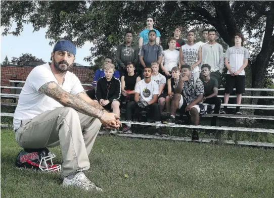  ?? TONY CALDWELL ?? Geoff Woodhouse, president of North Gloucester Giants, with his football team in Ottawa. The program draws kids from some economical­ly disadvanta­ged areas.