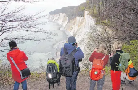  ?? FOTOS: CHRISTIANE PÖTSCH-RITTER ?? Auch bei weniger gutem Wetter ein lohnendes Fotomotiv: die Kreidefels­en an der Ostküste Rügens.