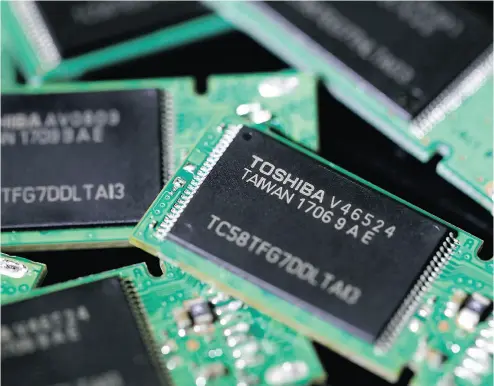  ?? KIYOSHI OTA / BLOOMBERG FILES ?? Toshiba Corp. memory chips are essential for Apple’s iPhones and iPods. Only a handful of companies make the highest- end technology and the dominant player is Apple archrival Samsung Electronic­s Co.