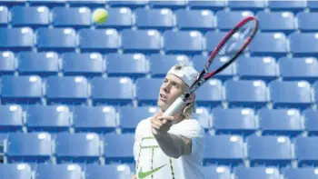  ?? PAUL CHIASSON/THE CANADIAN PRESS ?? Denis Shapovalov returns the ball during a training session in Montreal on Thursday as he prepares for the upcoming U.S. Open.