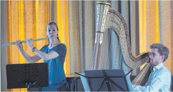  ?? FOTO: HELMUT VOITH ?? Seelenvoll­es Spiel im Schloss Langenarge­n mit der Flötistin Melina Elbe-Hegenauer und dem Harfeniste­n Markus Thalheimer.