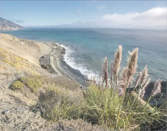  ?? Photograph­s by Brian van der Brug Los Angeles Times ?? A VIEW from Highway 1 looking south to a breakwater — technicall­y known as a revetment — being built to prevent erosion and absorb the energy of incoming waves.