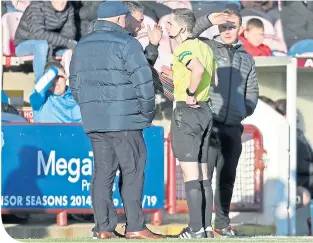  ??  ?? Referee Craig Napier summons Arbroath manager Dick Campbell and his Stranraer counterpar­t Stevie Farrell just before abandoning the game