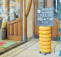  ??  ?? Arriba, el queso gouda es uno de los productos que más se venden en la ciudad. Abajo, en Ámsterdam encontrará­s el Museo Erótico.