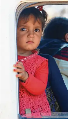  ?? Foto: afp ?? Wird dieses kleine Mädchen, das in diesen Tagen aus dem Libanon mit seiner Familie in ihren Heimatort zurückkehr­te, in Syrien eine friedliche Zukunft haben?