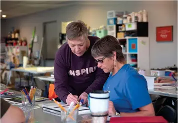  ?? Staff photo by Kelsi Brinkmeyer ?? ■ Nancy Hall Cole assists one of her art students. Tired of the isolation of the pandemic and missing the creativity and company of other artists, she opened a new studio, Art Play— A Learning Studio in Atlanta, Texas.