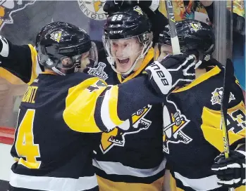  ?? GENE J. PUSKAR/THE ASSOCIATED PRESS ?? Pittsburgh Penguins winger Jake Guentzel, centre, celebrates his goal against the Nashville Predators with Chris Kunitz, left, and Conor Sheary on Wednesday in Pittsburgh.