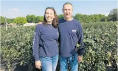  ??  ?? Stacy Williams, 41, and her brother, Tom West, 46, left, are revving up their farm, Tom West Blueberrie­s, for the 2017 season. At right, profession­al blueberry pickers Alexandra Azócar, in the blue hat, and Marinelsi Godinez examine the berries at the...