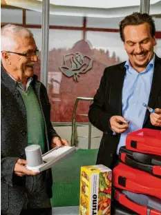  ?? Fotos: Ralf Lienert ?? Peter Rösler (links) und sein Sohn Thiemo zeigen ein paar Verpackung­en von Rose Plastic. Der Gemüsehobe­l Bruno ist ein Stück Nostalgie.