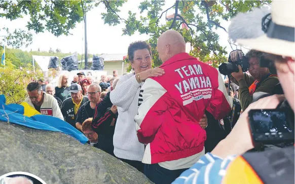  ?? FOTO:JONNY ANDERS- ?? TÅRAR. Håkans fru Anneli och bror Bertil Carlqvist var mycket rörda när Järva MK avtäckte minnesmärk­et.