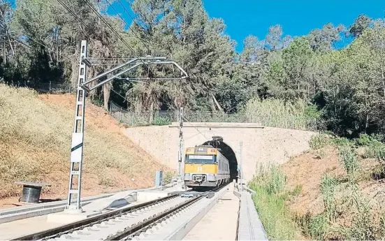  ?? Adif ?? Un dels primers trens de Rodalies amb passatgers que va circular ahir al matí pel túnel rehabilita­t