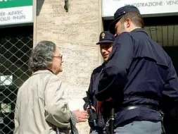  ??  ?? Anziani Lezioni in chiesa a Desenzano con la polizia contro le truffe