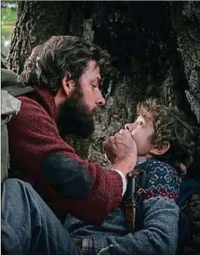  ??  ?? John Krasinski (à g.) et Noah Jupe, père et fils, doivent survivre dans le silence.