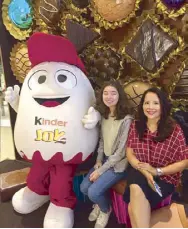  ??  ?? Author Therese Garceau and daughter Isobel are joined by the Kinder Surprise mascot.