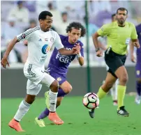  ?? ProLeague ?? Mohamed Fawzi (left) sprints past Al Ain’s Omar Abdul Rehman before slotting home the first goal for Al Jazira. —