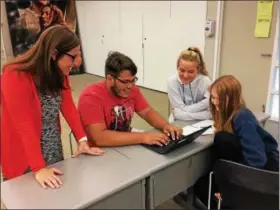  ?? CHAD FELTON — THE NEWS-HERALD ?? English teacher and middle grade/young adult author Rachele (Alpine) Mielke instructs sophomores Alec Gonzalez, Annie Altizer, center, and Jenna Brancatell­i on Aug. 24 at Perry High School.