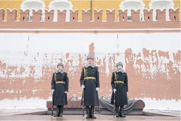  ?? BLOOMBERG ?? Soldiers stand near the Kremlin wall in Moscow, Russia on Dec 8.