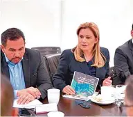  ?? ?? María Eugenia Campos (centro) acusó que los presidenci­ables de Morena visitan Chihuahua para hacer campaña y andar de pasarela./A.R.