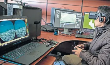  ??  ?? Genghis de la Borbolla trabaja con tecnología de punta para crear nuevos escenarios virtuales.