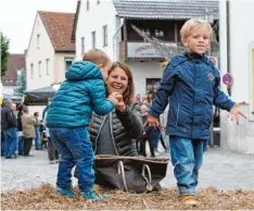  ?? Foto: Günter Stauch ?? Gute, ausgelasse­ne Laune gegen grauen Himmel: Philipp Scherer (links) lässt es mit Bennet Wamser ordentlich krachen, Claudia Scherer freut es.