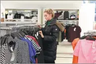  ?? ZHANG RUINAN / CHINA DAILY ?? A customer selects clothes at a retail shop in New York.
