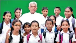  ??  ?? Mr Jayantha de Silva with a group of students