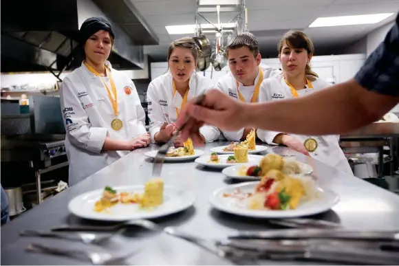  ?? FILE PHOTO ?? Taos High School Culinary Arts students from left Aroonsri Khamsamran, Alexa Gonzales, Zach Hudson and Erin Thomas watch as a guest taster reaches for a bite Tuesday in 2015.