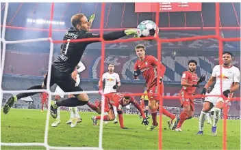  ?? FOTO: SVEN HOPPE/AP ?? Bayern Münchens Routinier Thomas Müller trifft mit seinem zweiten Tor des Tages gegen RB Leipzig zum 3:3, das dann auch der Endstand im Topspiel war.