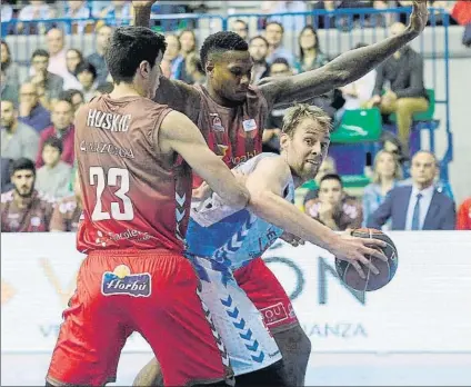  ?? FOTO: EFE ?? Dos contra uno de Huskic y Thompson sobre Henk Norel El Gipuzkoa Basket superó todas las adversidad­es ayer en Burgos