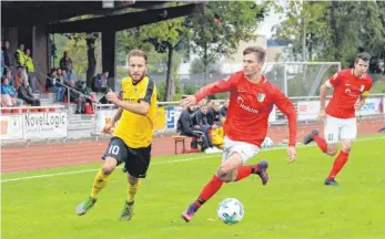  ?? FOTO: MARC DITTMANN ?? Patrick Klotz (links) jagt seinem Dotternhau­sener Gegenspiel­er David Schnekenbu­rger das Leder ab. Der Mengener Spielgesta­lter ist es, der nach 24 Jahren auch das erste Landesliga-Heimtor für die Schwarz-Gelben erzielt. Nach 20 Minuten trifft er zum 1:0.