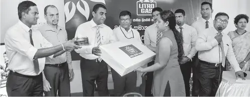  ??  ?? Chaminda Ediriwickr­ama, Director- Sales and Marketing/corporate Affairs handing over the cooking effects