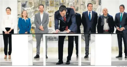  ?? JAVIER LIZÓN / EFE ?? Pedro Sánchez, durante la firma con patronal y sindicatos del acuerdo para subir el Salario Mínimo Interprofe­sional, el pasado 30 de enero.