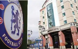  ?? NEWSCHAIN ?? MISI SOSIAL: Hotel Millennium yang berada satu kompleks dengan Stadion Stamford Bridge, London, kini menjadi persinggah­an tenaga medis yang menangani pasien korona.