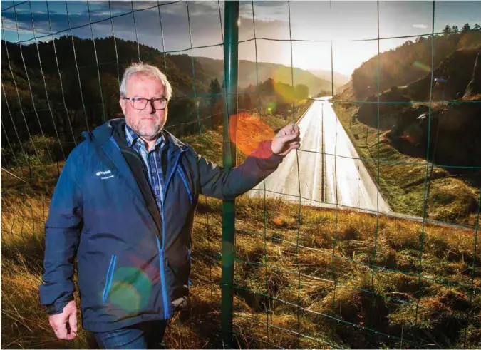  ?? FOTO: JARLE MARTINSEN ?? Jon Harald Rømteland, som har Fardalsbak­ken som naermeste nabo, jobbet hardt for at myndighete­ne skulle utrede lengre strekk da de bygget den drøye tre kilometer lange veistubben forbi eiendommen hans.