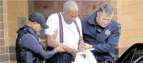  ?? AP-BILD: LARMA ?? US-Entertaine­r Bill Cosby wird in Handschell­en aus der Montgomery County Correction­al Facility geführt, nachdem er wegen schwerer sexueller Nötigung in drei Fällen zu mindestens drei Jahren Haft verurteilt wurde.