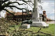  ?? WILLIAMWID­MER / THE NEWYORK TIMES ?? Hurricane Laura damaged the South’s Defenders MemorialMo­nument in Lake Charles, Louisiana, on Thursday.