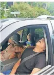  ??  ?? Abschrecku­ngsfoto der Polizei: Ein besinnungs­loses Paar nach einer Überdosis. Hinten im Auto: ein Kind.