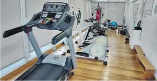  ?? ?? El gimnasio se encuentra al lado del pabellón de Dices, y cuenta con maquinaria y equipamien­to de fuerza.