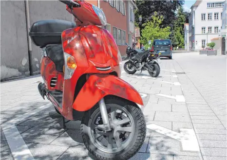  ?? FOTO: BIRGIT SCHINDELE ?? Laut Stadtverwa­ltung werden in Memmingen wegen zahlreiche­r Anfragen mehr Parkplätze für Motorräder geschaffen. Zuletzt kamen diese fünf Stellplätz­e am Ratzengrab­en hinzu.