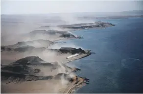  ?? צילום: אי.אף.פי ?? מתמודדי שלב 9 בראלידקאר מותירים ענני אבק לאורך מסלולם בחופי הים האדום בערב הסעודית