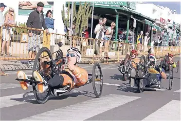  ??  ?? Drazen Boric vom SC Union Nettetal liegt mit seinem Handbike bei einem Rennen auf Lanzarote in Führung. Sein großes Ziel ist, bei den Paralympic­s in Tokio an den Start zu gehen.